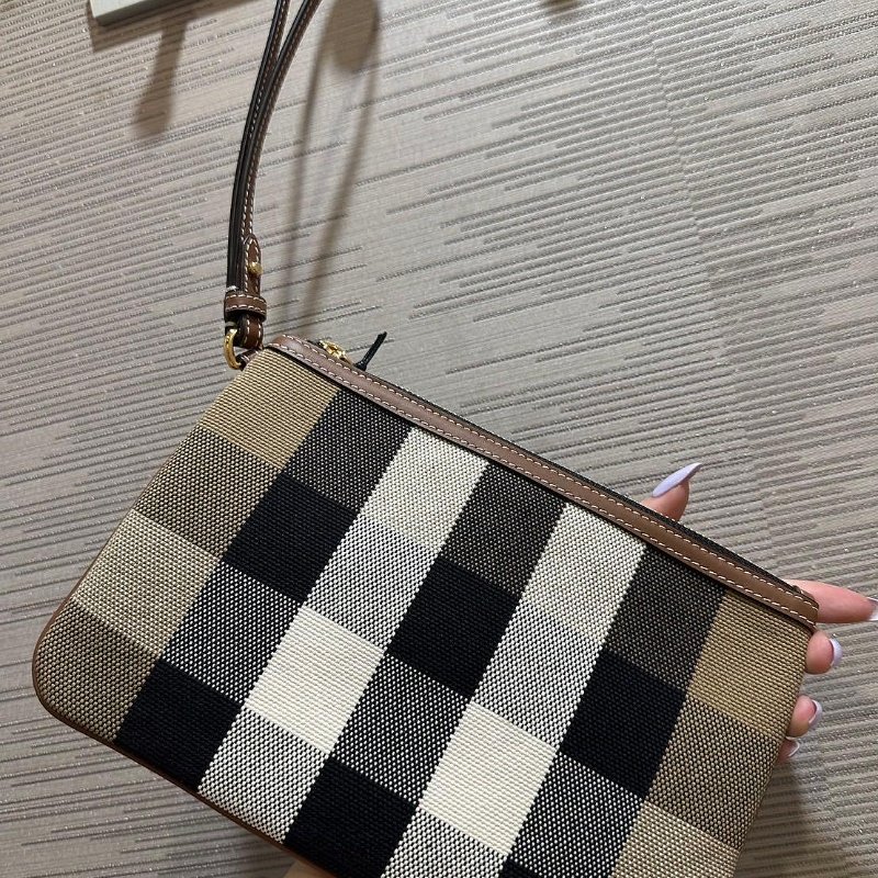 💎Han's house精品服飾💎Burberry 格紋 手拿包-4