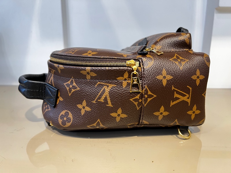 Lv原花黑牛皮金釦後背包-2