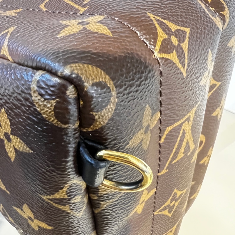 Lv原花黑牛皮金釦後背包-6