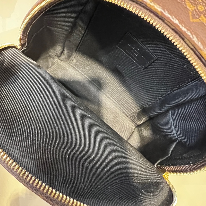 Lv原花黑牛皮金釦後背包-10