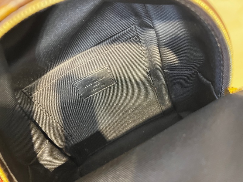 Lv原花黑牛皮金釦後背包-11