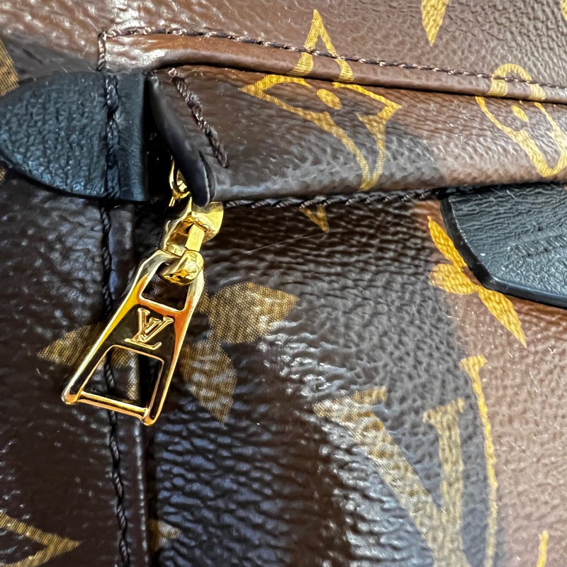 Lv原花黑牛皮金釦後背包-14