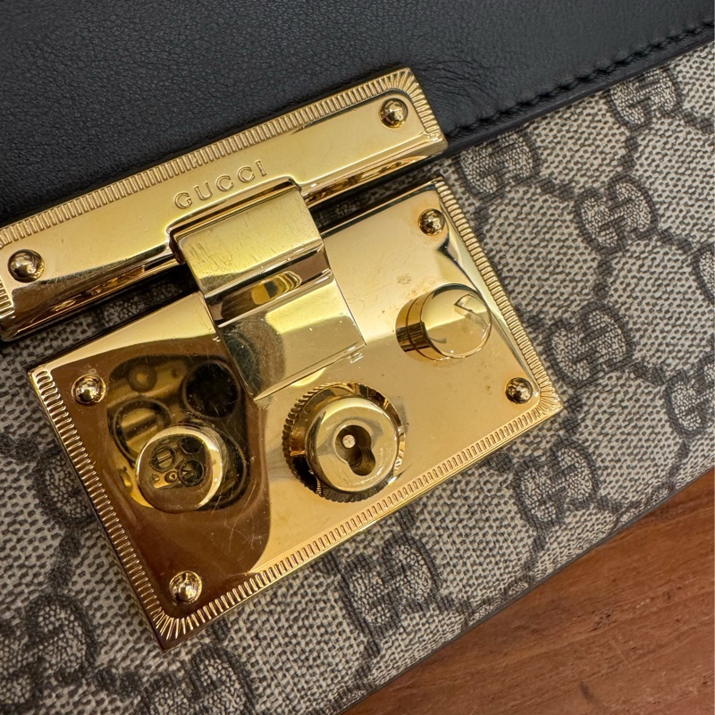 Gucci黑/咖皮革拼pvc padlock斜背包-47