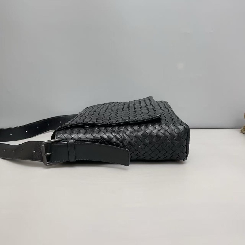 BV葆蝶家 男士 黑色全皮編織郵差包 斜背包肩背包-3