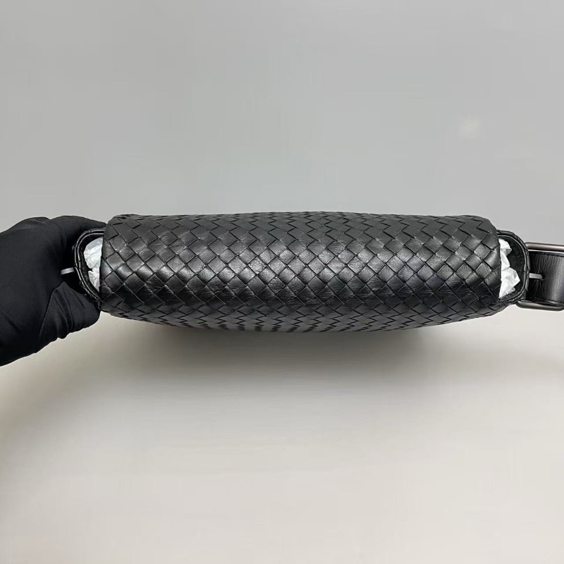 BV葆蝶家 男士 黑色全皮編織郵差包 斜背包肩背包-5