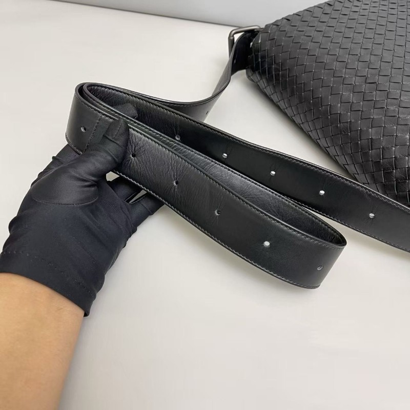 BV葆蝶家 男士 黑色全皮編織郵差包 斜背包肩背包-6