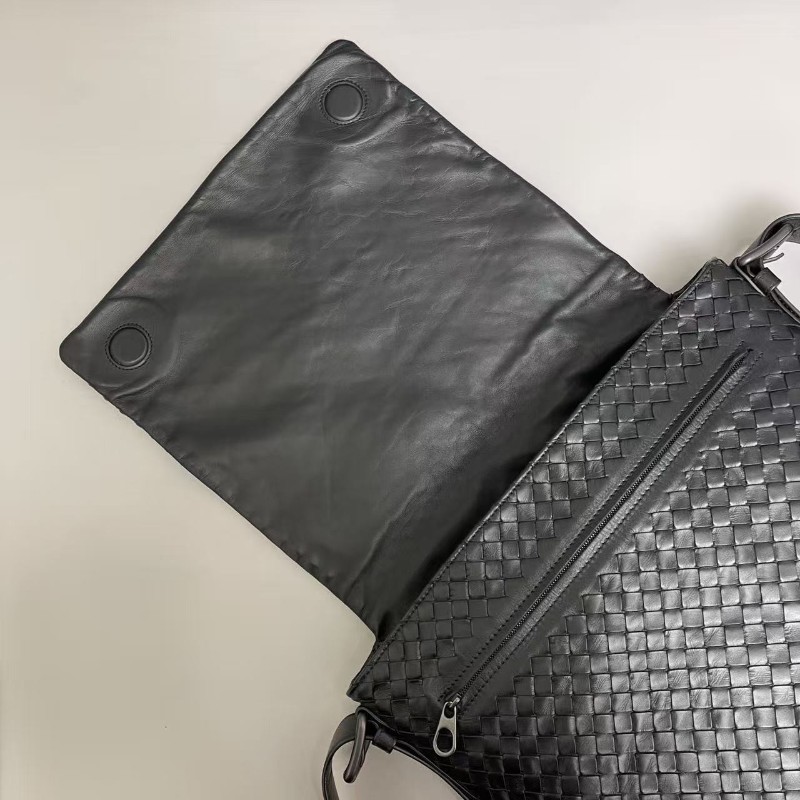 BV葆蝶家 男士 黑色全皮編織郵差包 斜背包肩背包-7