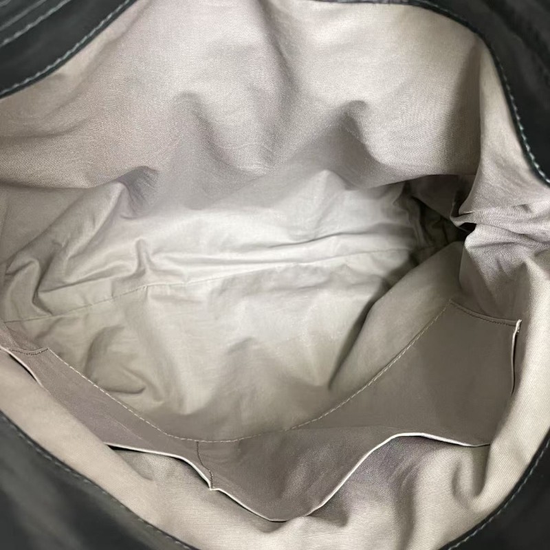 BV葆蝶家 男士 黑色全皮編織郵差包 斜背包肩背包-8