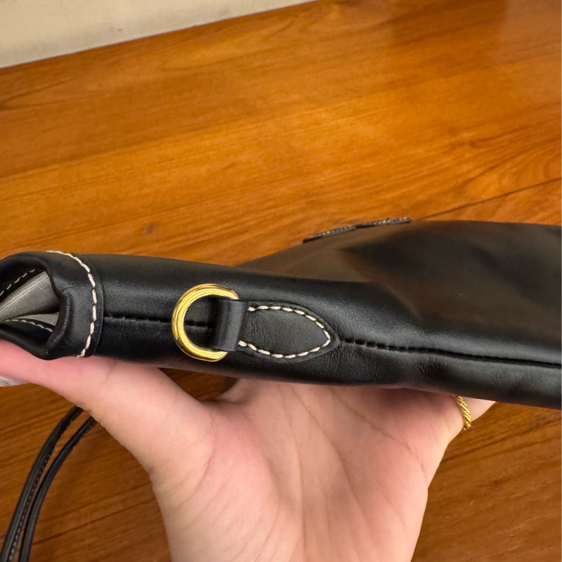 MiuMiu黑色lVY托特包-10