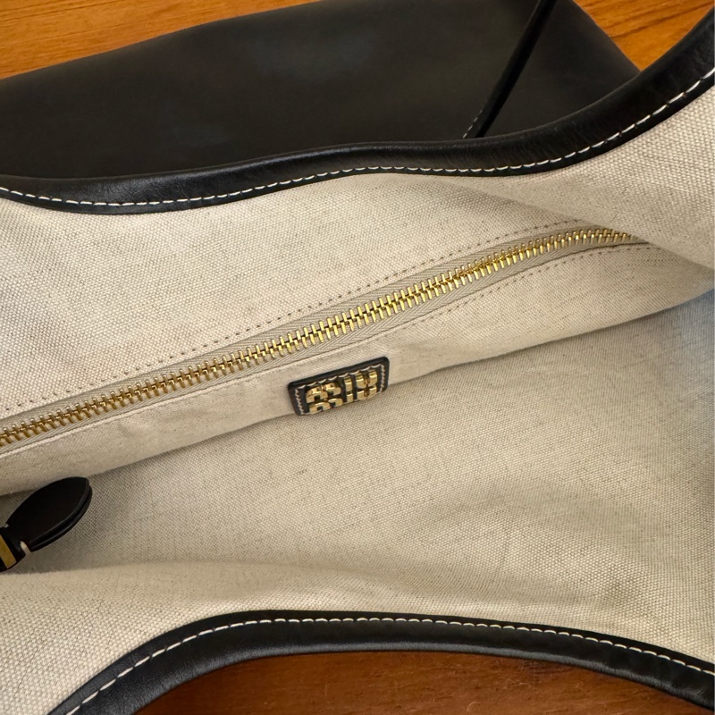 MiuMiu黑色lVY托特包-17