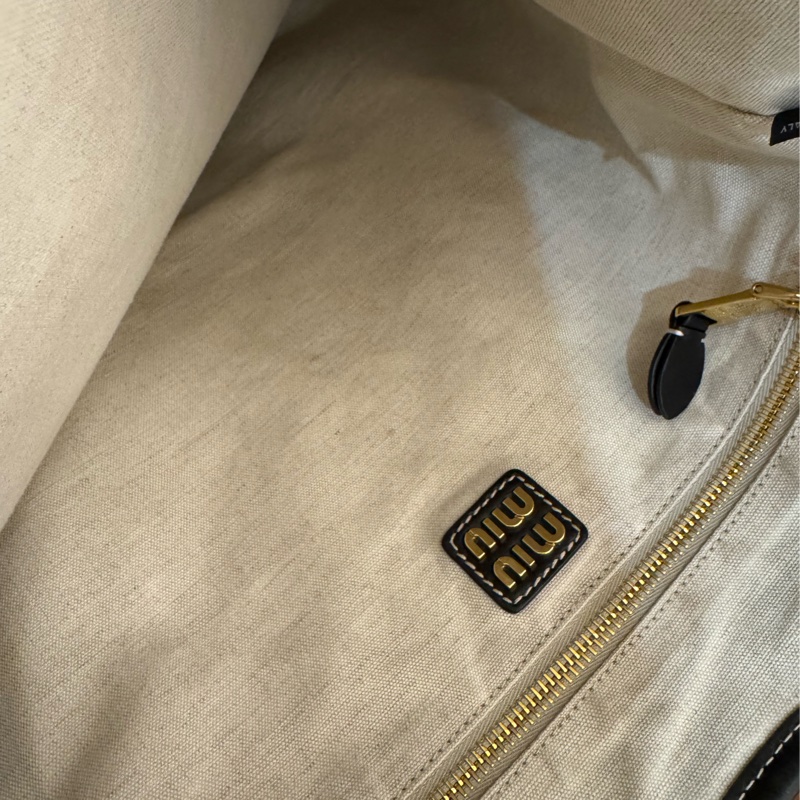 MiuMiu黑色lVY托特包-20