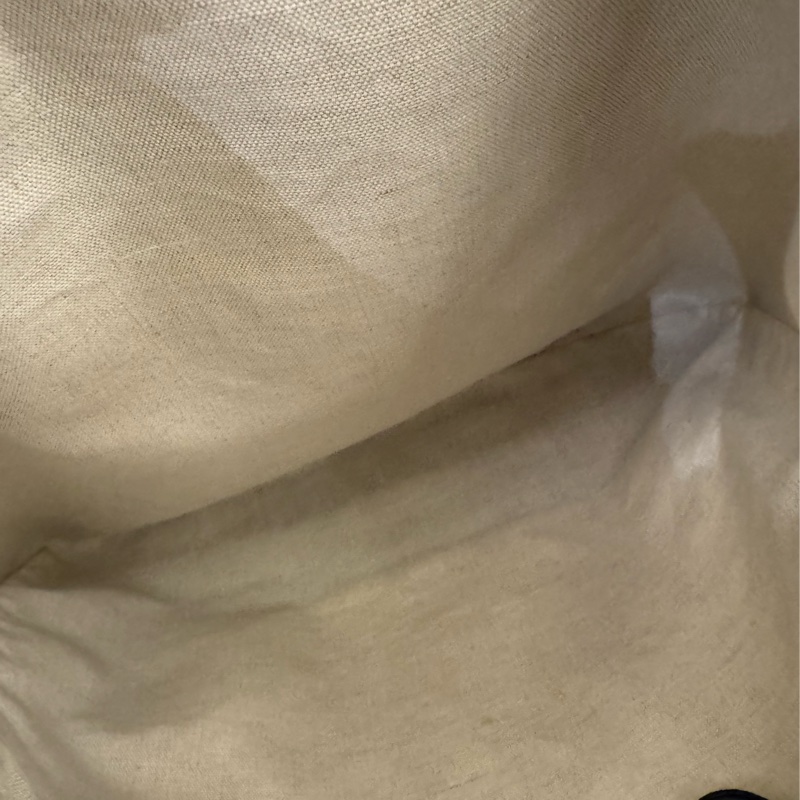 MiuMiu黑色lVY托特包-32