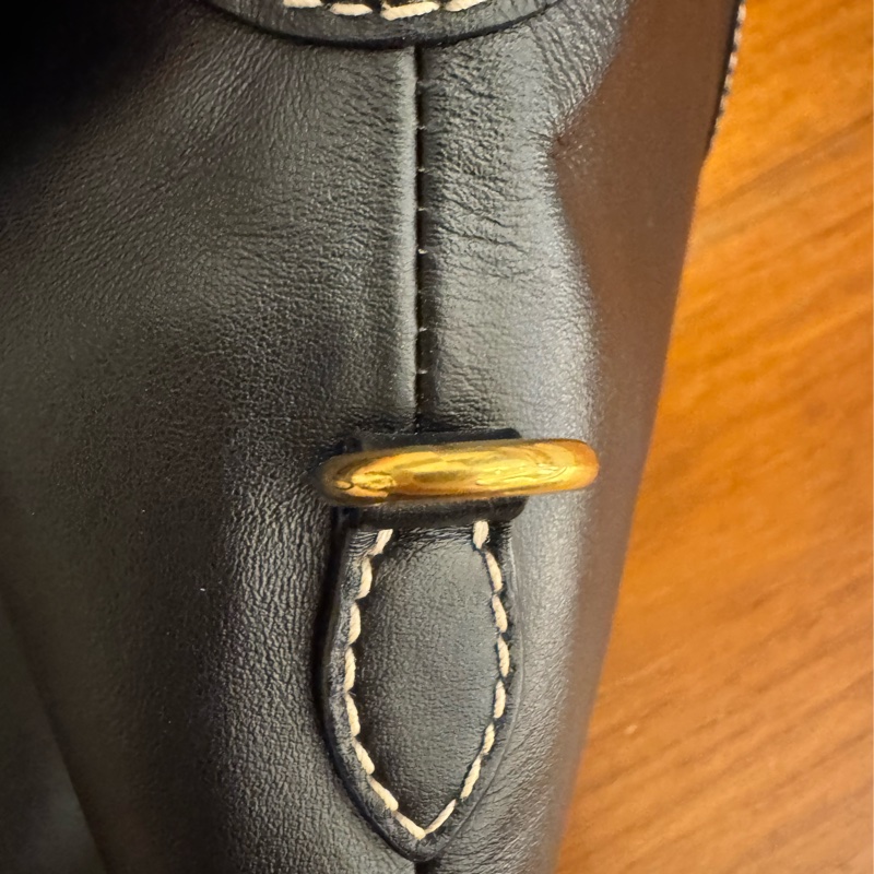 MiuMiu黑色lVY托特包-34