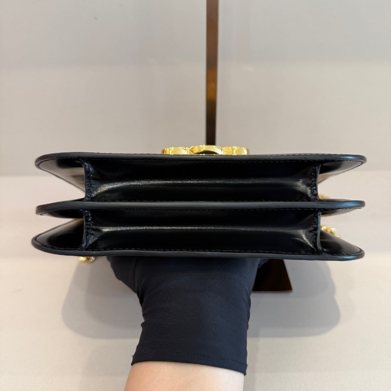 CELINE Triomphe凱旋門 黑色牛皮搭配金色鎖扣精緻光滑 肩背包 斜背包-5