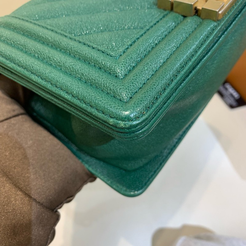 CHANEL leboy小號V紋荔枝牛皮翡翠綠復古金扣-11