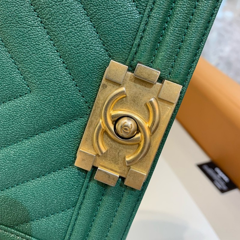 CHANEL leboy小號V紋荔枝牛皮翡翠綠復古金扣-16