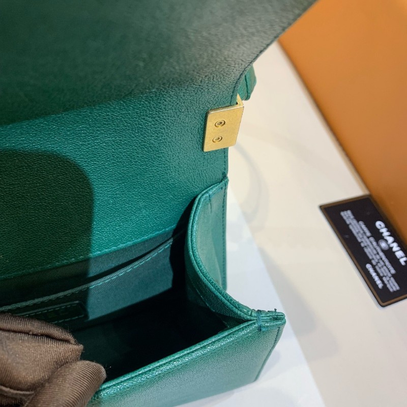CHANEL leboy小號V紋荔枝牛皮翡翠綠復古金扣-19