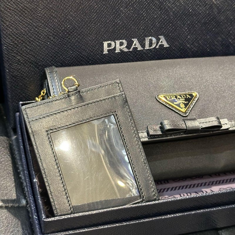 💎Han's house精品服飾💎PRADA 三角鐵牌 尼龍 牛皮 零錢袋 長夾-4