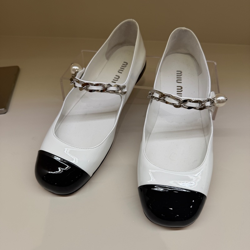 miumiu 白色黑方頭娃娃鞋 🤍盒子/37.5-0