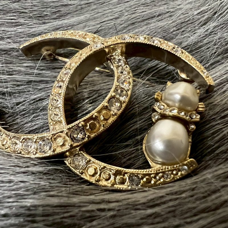 全新香奈兒 CHANEL雙C款貓咪水鑽金色珍珠胸針 (盒+購證全)-0