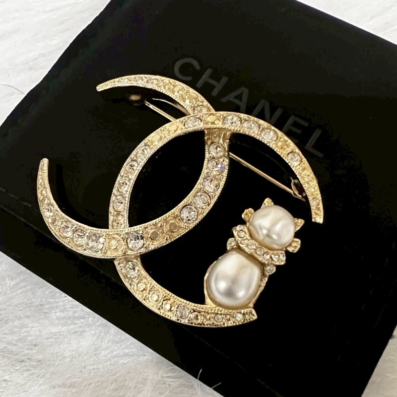 全新香奈兒 CHANEL雙C款貓咪水鑽金色珍珠胸針 (盒+購證全)-1