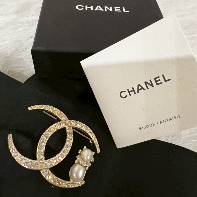 全新香奈兒 CHANEL雙C款貓咪水鑽金色珍珠胸針 (盒+購證全)-4