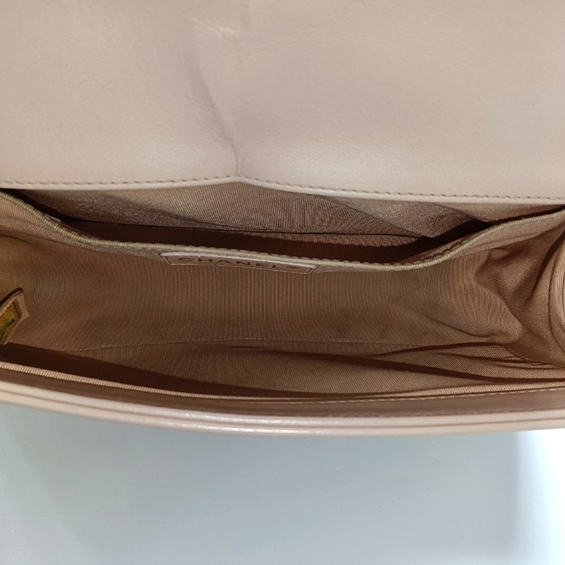 CHANEL BOY 中號 淺粉色萎格紋肩背包斜背包 釕色五金-6