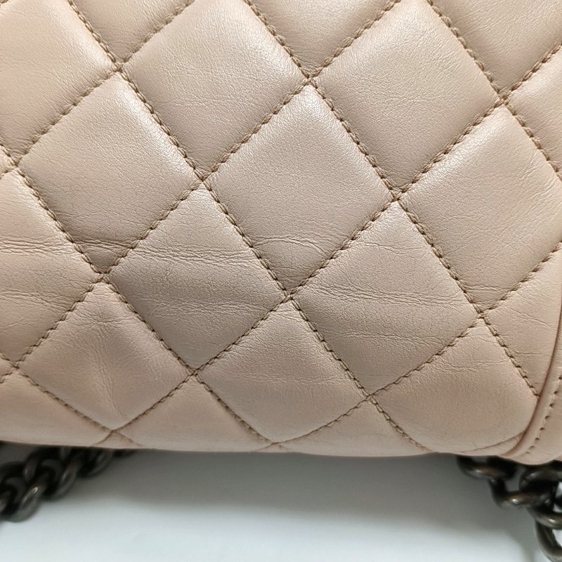 CHANEL BOY 中號 淺粉色萎格紋肩背包斜背包 釕色五金-12