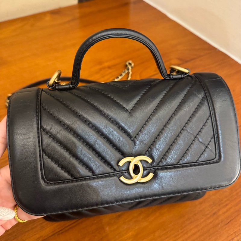 Chanel黑色山形紋金雙C手提兩用包-16