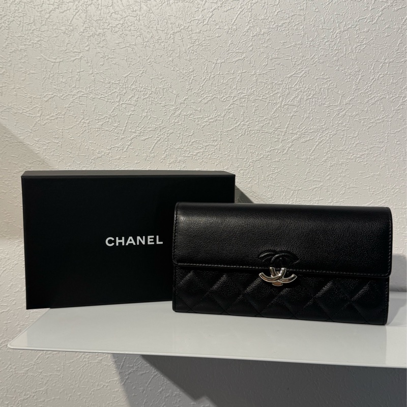 Chanel黑皮革拼黑荔枝皮半銀半黑雙C釦式長夾-0