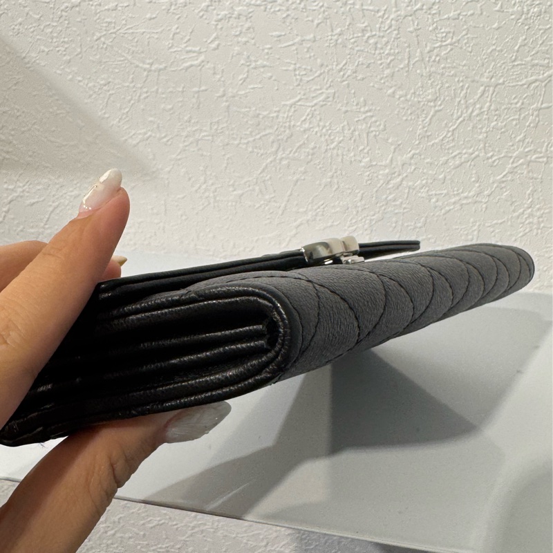 Chanel黑皮革拼黑荔枝皮半銀半黑雙C釦式長夾-6