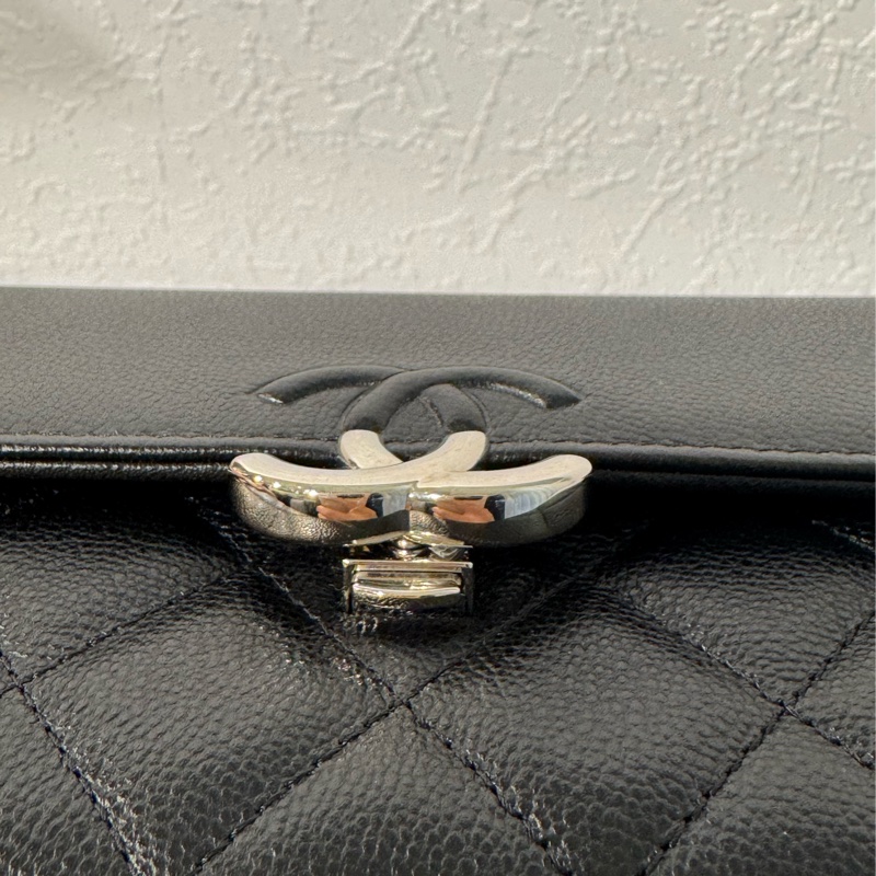 Chanel黑皮革拼黑荔枝皮半銀半黑雙C釦式長夾-10