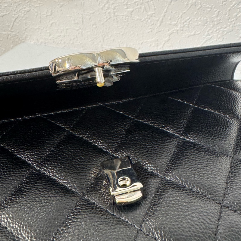 Chanel黑皮革拼黑荔枝皮半銀半黑雙C釦式長夾-11