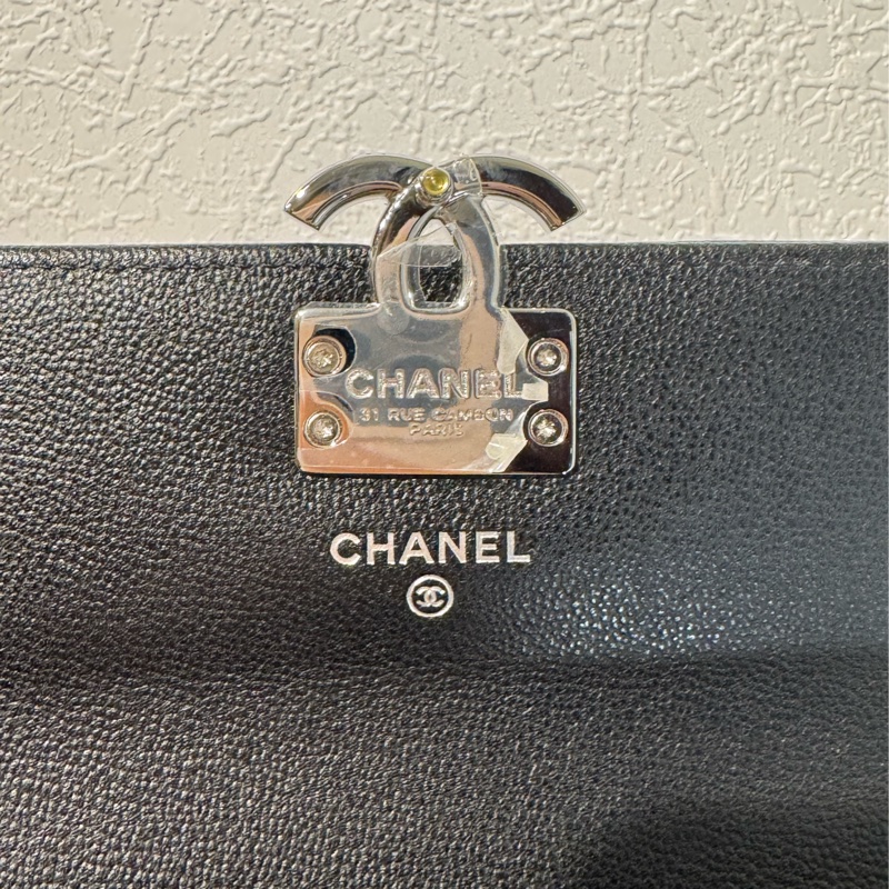 Chanel黑皮革拼黑荔枝皮半銀半黑雙C釦式長夾-14