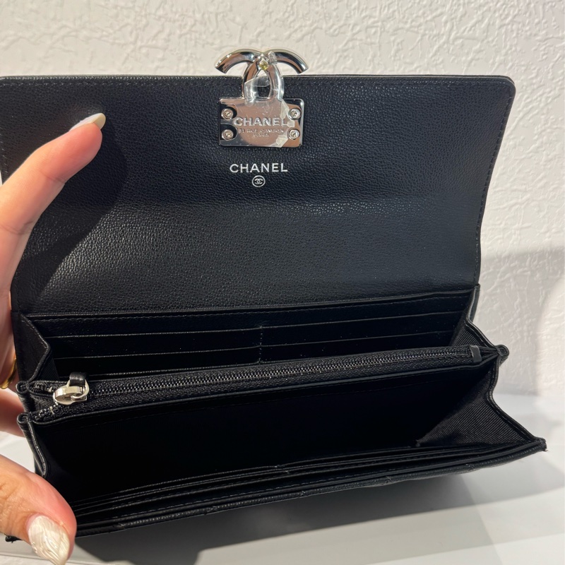 Chanel黑皮革拼黑荔枝皮半銀半黑雙C釦式長夾-15