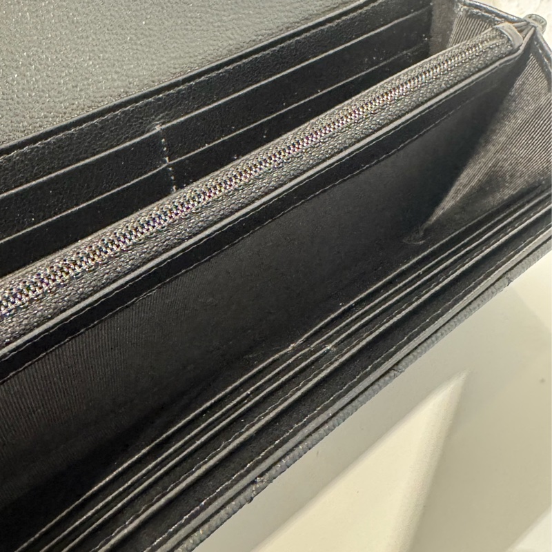 Chanel黑皮革拼黑荔枝皮半銀半黑雙C釦式長夾-19