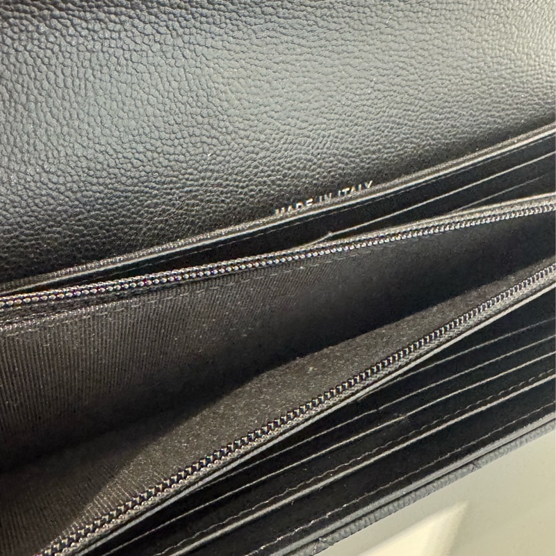 Chanel黑皮革拼黑荔枝皮半銀半黑雙C釦式長夾-22