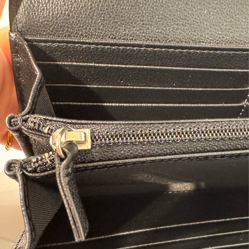 Chanel黑皮革拼黑荔枝皮半銀半黑雙C釦式長夾-24