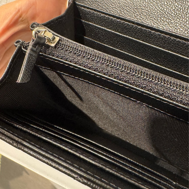 Chanel黑皮革拼黑荔枝皮半銀半黑雙C釦式長夾-25