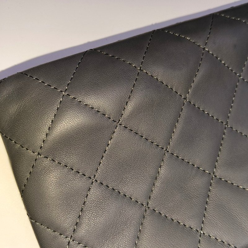 CHANEL 深灰色羊皮萎格紋手拿包 銀色五金 20開-7