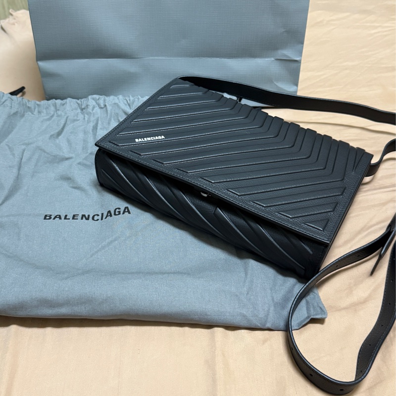 Balenciaga 巴黎世家 Car Flap 品牌燙印LOGO浮雕造型牛皮翻蓋斜背包(黑)-0