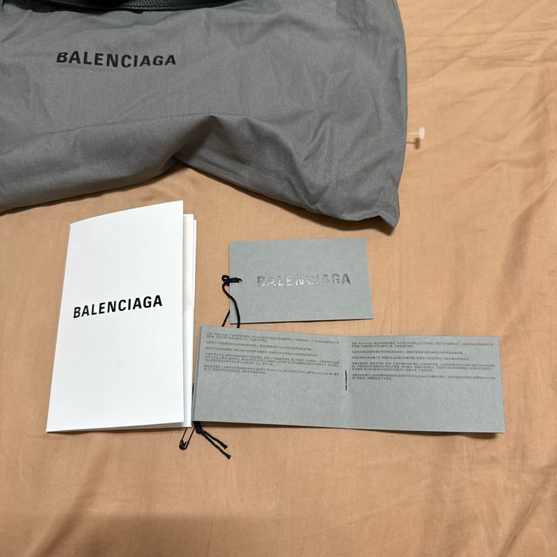 Balenciaga 巴黎世家 Car Flap 品牌燙印LOGO浮雕造型牛皮翻蓋斜背包(黑)-1