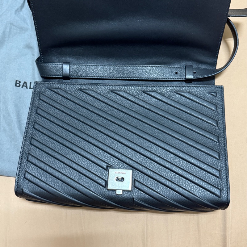 Balenciaga 巴黎世家 Car Flap 品牌燙印LOGO浮雕造型牛皮翻蓋斜背包(黑)-2