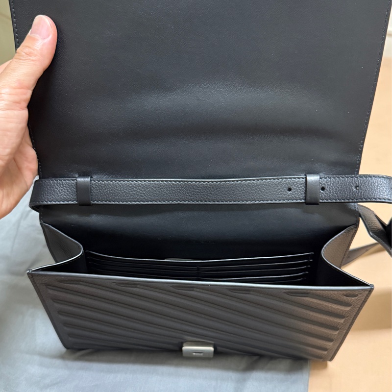 Balenciaga 巴黎世家 Car Flap 品牌燙印LOGO浮雕造型牛皮翻蓋斜背包(黑)-4