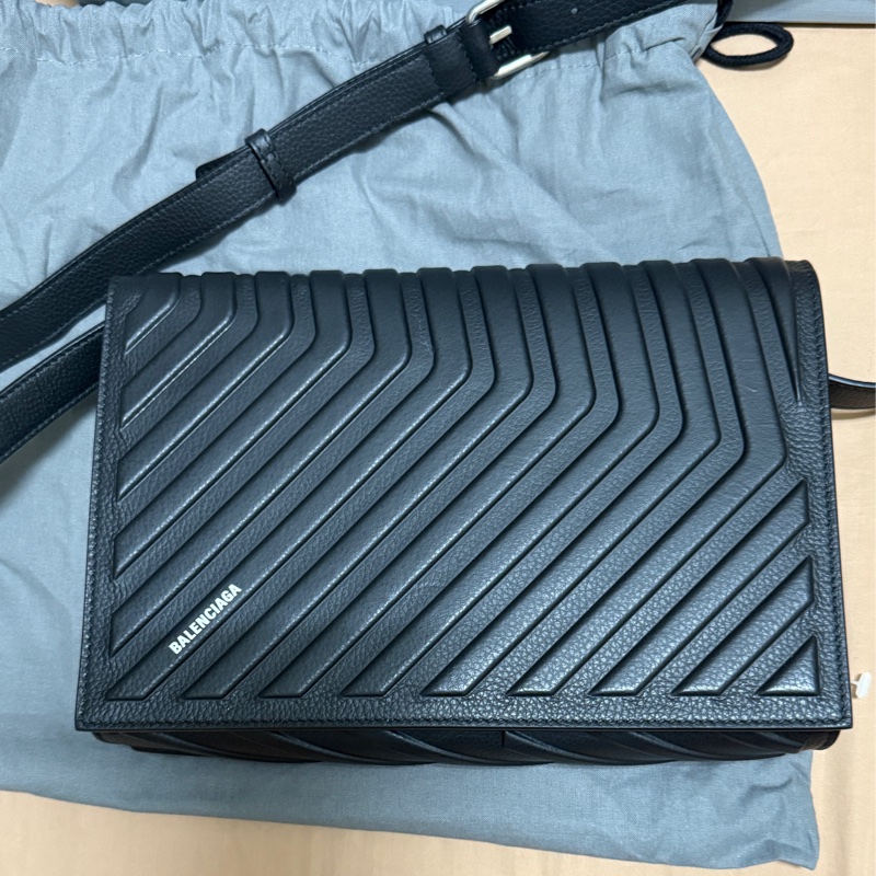 Balenciaga 巴黎世家 Car Flap 品牌燙印LOGO浮雕造型牛皮翻蓋斜背包(黑)-5
