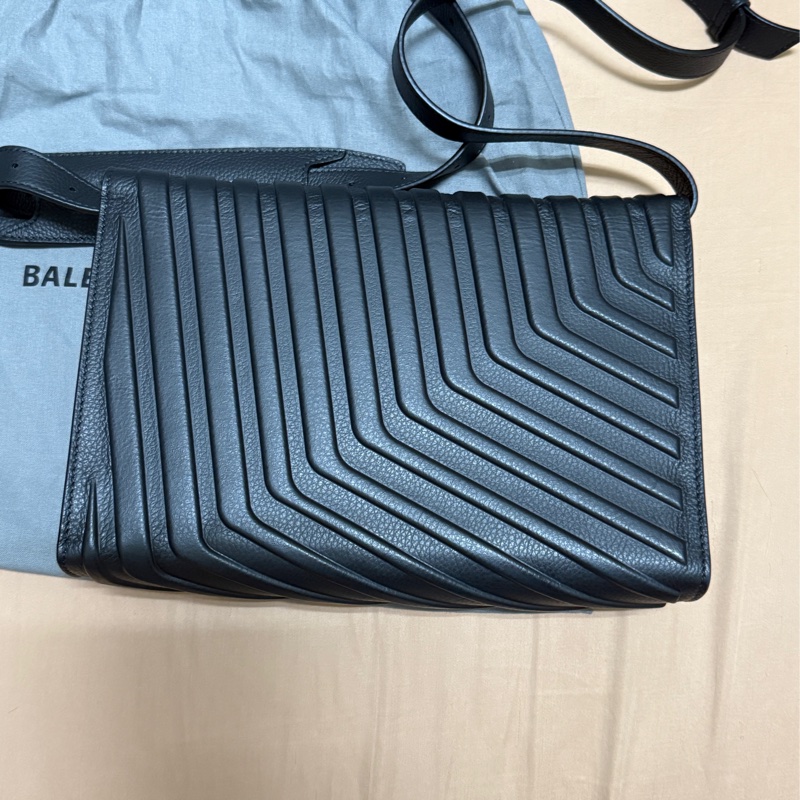 Balenciaga 巴黎世家 Car Flap 品牌燙印LOGO浮雕造型牛皮翻蓋斜背包(黑)-6