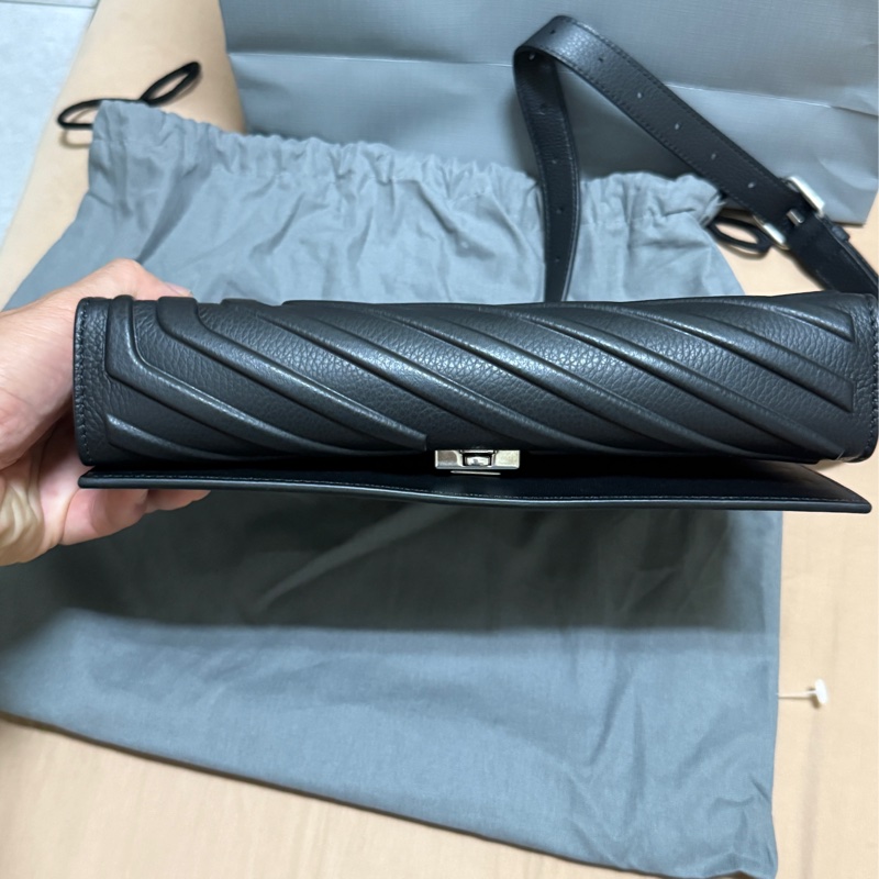 Balenciaga 巴黎世家 Car Flap 品牌燙印LOGO浮雕造型牛皮翻蓋斜背包(黑)-7