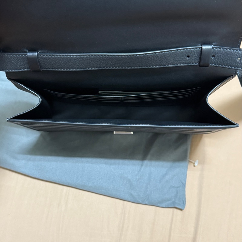 Balenciaga 巴黎世家 Car Flap 品牌燙印LOGO浮雕造型牛皮翻蓋斜背包(黑)-8