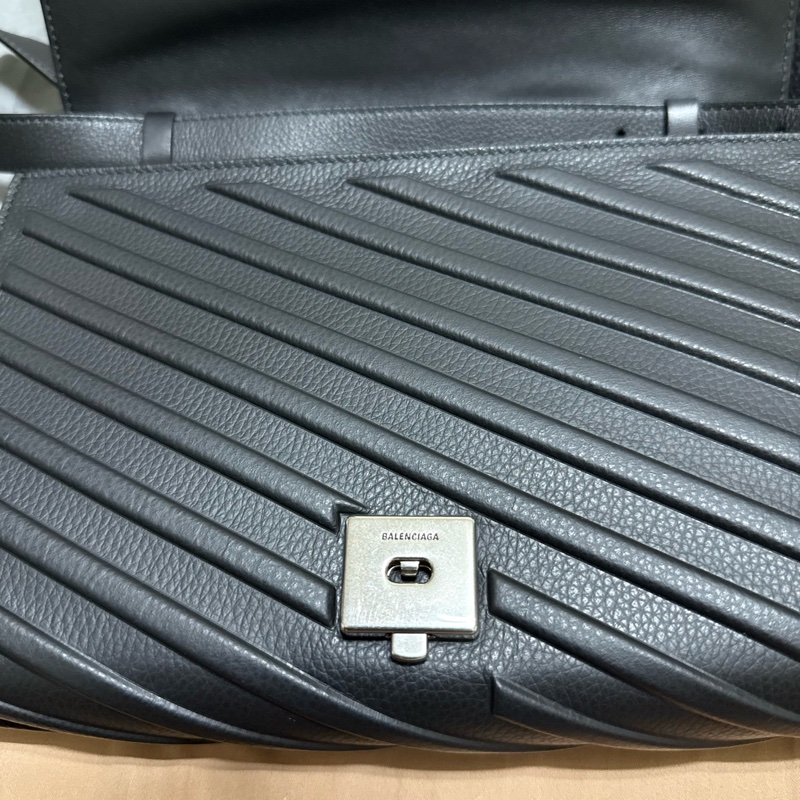 Balenciaga 巴黎世家 Car Flap 品牌燙印LOGO浮雕造型牛皮翻蓋斜背包(黑)-9