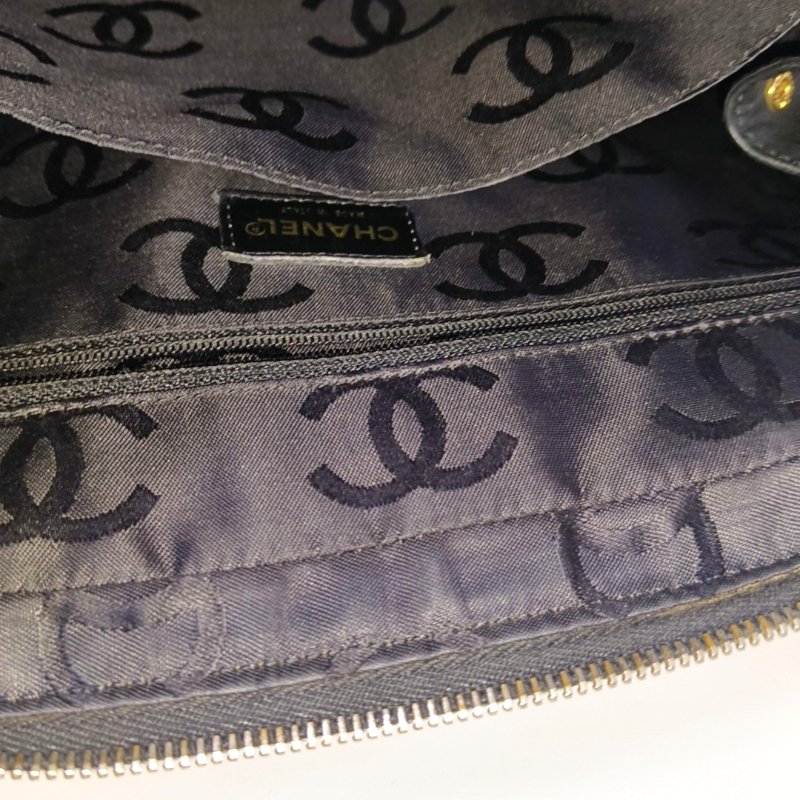 CHANEL SURPIQUE 黑色牛皮菱格紋縫製手提包-15